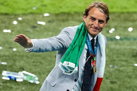 Fußball: EM, Italien - England, Finalrunde, Finale im Wembley-Stadion. Italiens Trainer Roberto Mancini winkt nach dem gewonnenen Spiel.