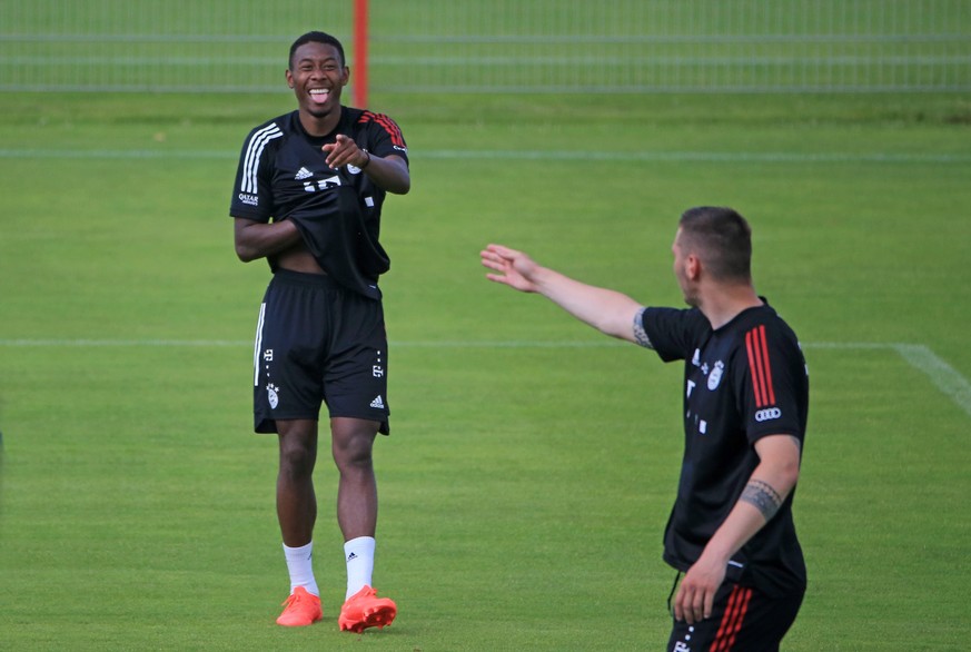 20200723, FC Bayern Training, Saebenerstrasse Muenchen, Fussball, im Bild: David Alaba FCB lacht ueber Niklas Suele FCB *** 20200723, FC Bayern Training, Saebenerstrasse Munich, soccer, sports, in the ...