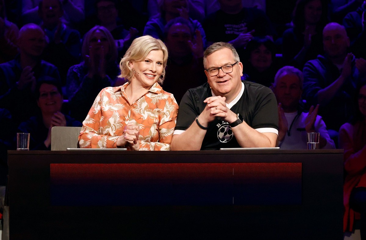 ARD WER WEISS DENN SOWAS? FOLGE 1153, "Hardy Krüger Junior und Eva Habermann", am Dienstag (16.04.24) um 18:00 Uhr im ERSTEN.
Rateteam-Kapitän Elton (r.) mit Schauspielerin Eva Habermann (l. ...