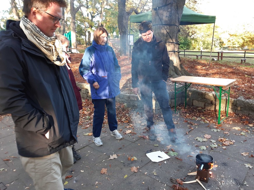 Wasserkochen beim Blackout: Mit einem Gas- oder Spirituskocher lässt sich Wasser auch ohne Strom aufkochen.