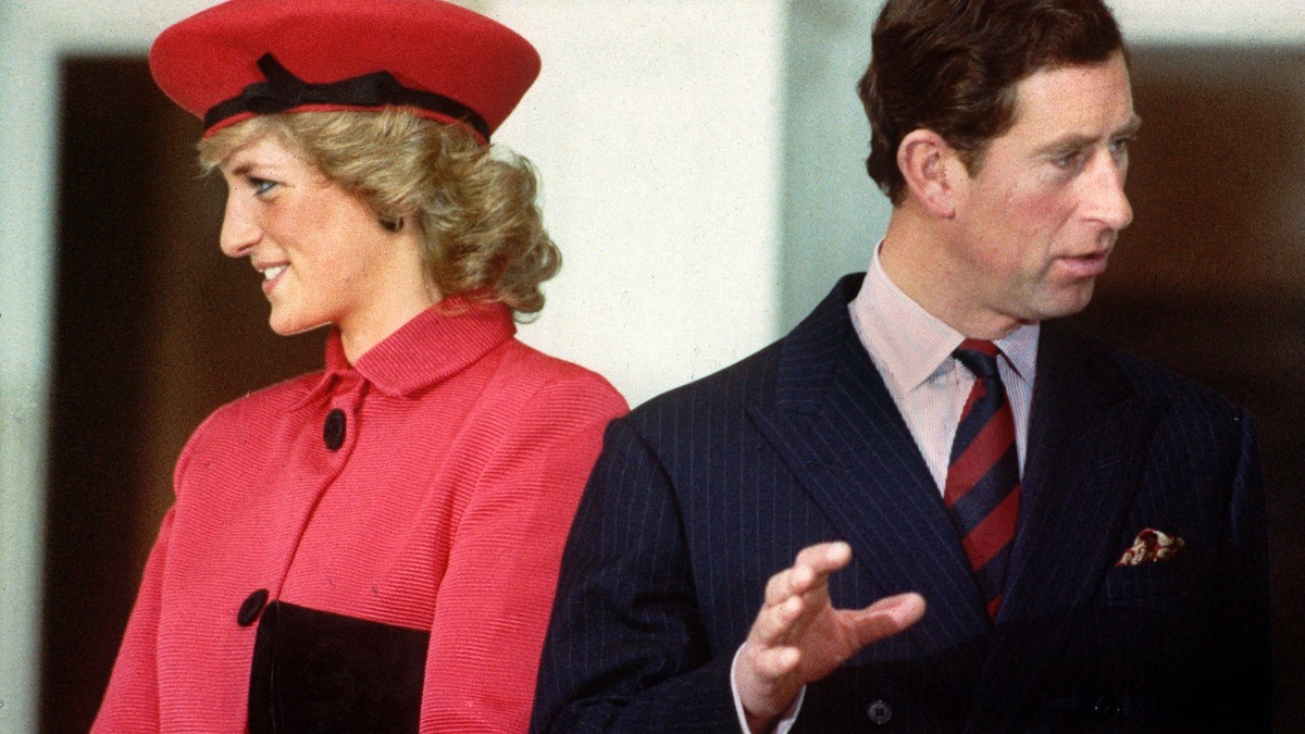 ARCHIV - 02.11.1987, Bonn: Prinz Charles und Prinzessin Diana sprichen auf einer Veranstaltung. Vor einem Vierteljahrhundert, am 28. August 1996, lie
