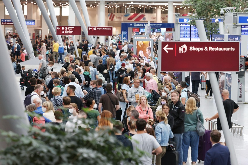 27.06.2022, Nordrhein-Westfalen, D�sseldorf: Lange Warteschlangen im D�sseldorfer Flughafen. Menschen stehen in der langen Warteschlangen. (zu dpa: �Koffer-Chaos am D�sseldorfer Flughafen�) Foto: Davi ...