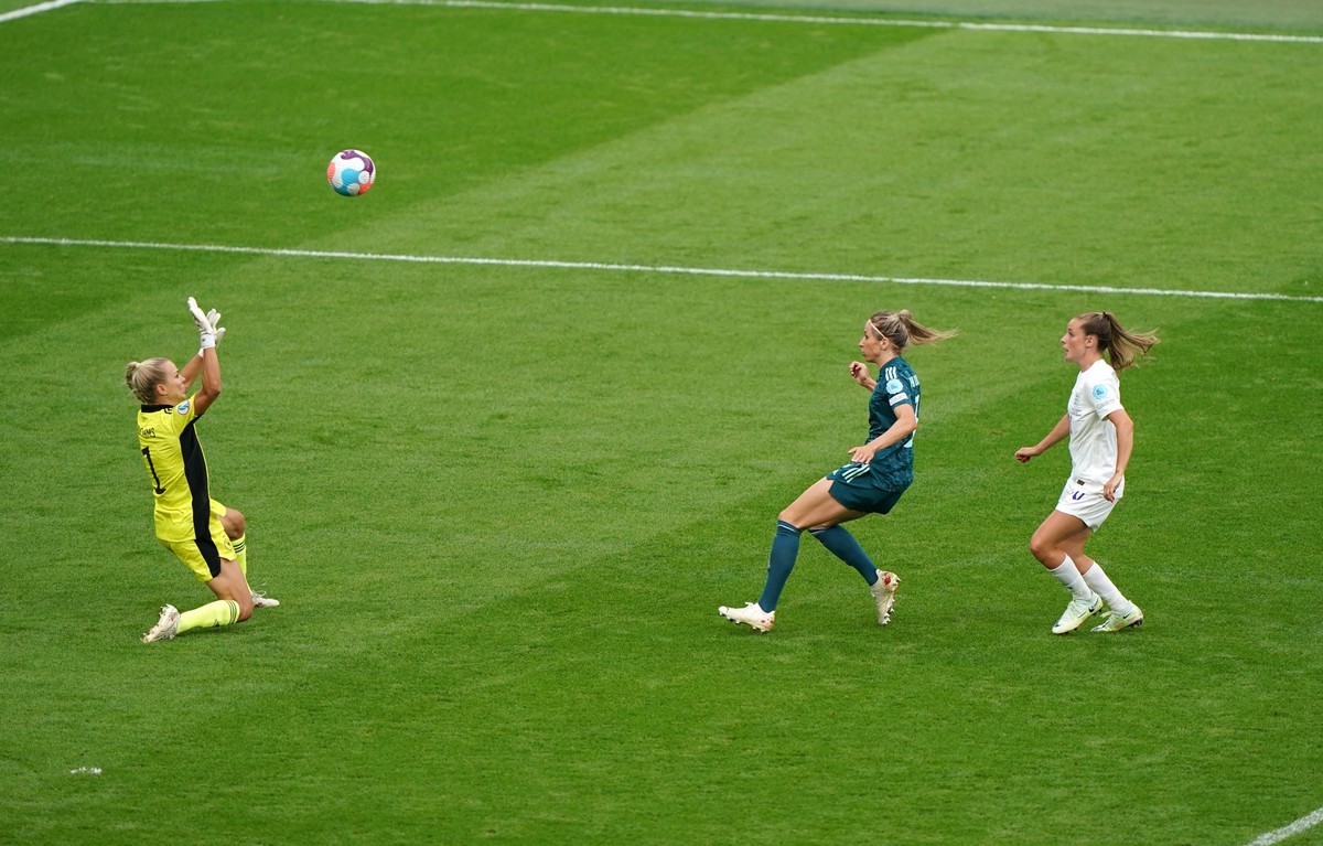 31.07.2022, Gro�britannien, London: Fu�ball, Frauen: EM, England - Deutschland, Finalrunde, Finale im Wembley-Stadion: Englands Ella Toone (r) trifft zum 1:0. Foto: Joe Giddens/PA Wire/dpa +++ dpa-Bil ...