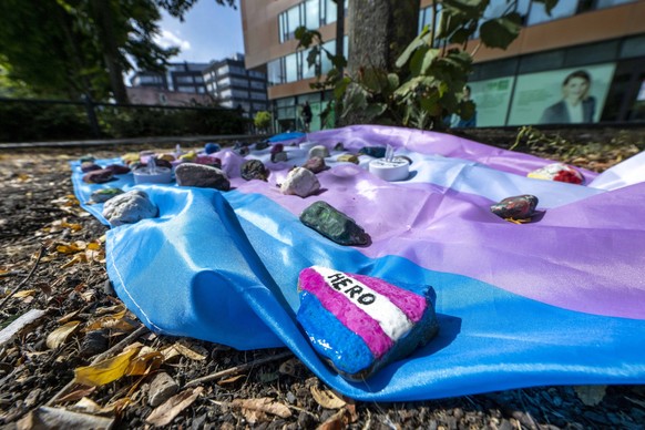 ARCHIV - 30.08.2022, Nordrhein-Westfalen, Münster: Menschen haben auf dem Hafenplatz eine Fahne ausgelegt, die mit bemalten Steinen beschwert ist. Ein 25 Jahre alter Mann, der in Münster am Rande eine ...