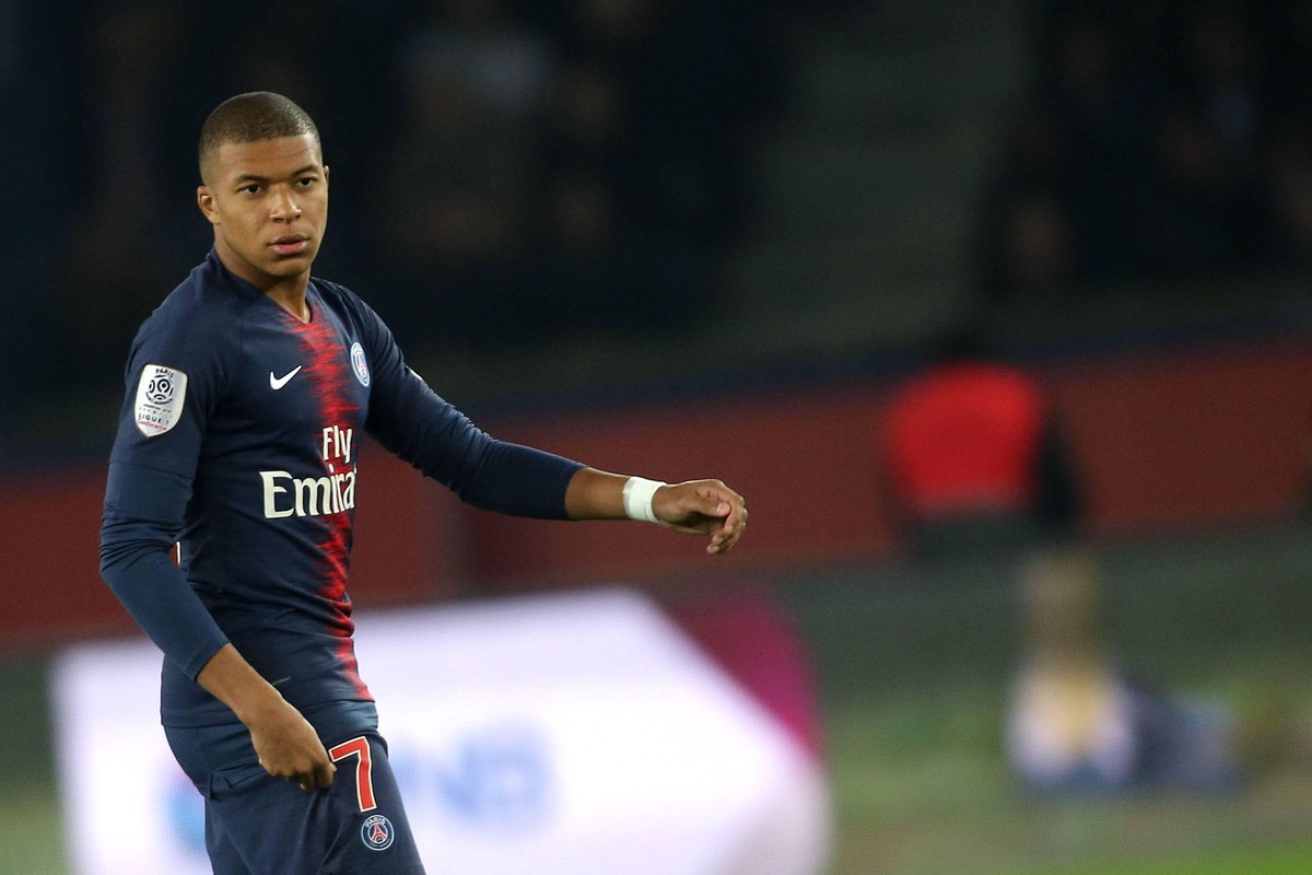 Personnalites au match PSG vs Lyon 5-0 au Parc des Princes a Paris. Photo: Laurent Guerin / E Press Photo Kylian Mbapp� (french footballer) Paris France PUBLICATIONxINxGERxSUIxAUTxONLY 594758