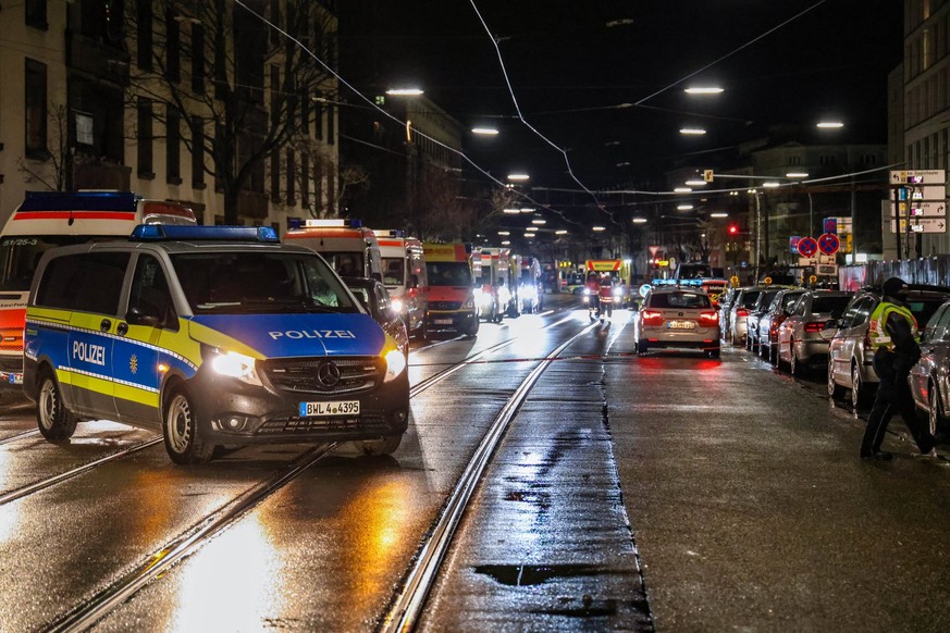 In der Karlsruher Innenstadt hat ein Geiselnehmer in einer Apotheke mehrere Geiseln genommen. Die Polizei ist im Einsatz *** In downtown Karlsruhe, a hostage-taker took several hostages in a pharmacy  ...