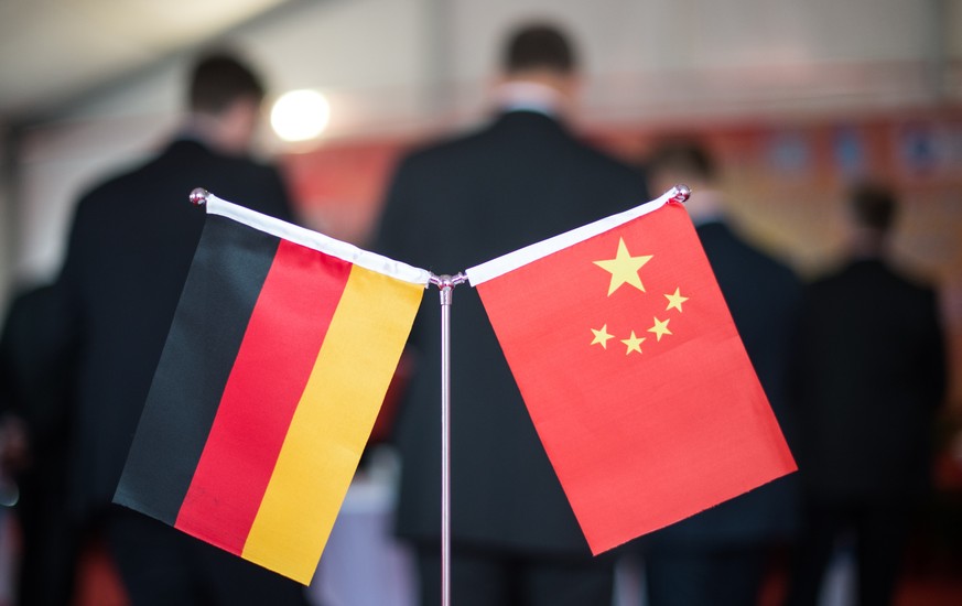 ARCHIV - 12.11.2014, China, Hefei: Eine chinesische und eine deutsche Flagge stehen am bei einem Empfang in Hefei (China). (Illustration zu: &quot;Deutschland zitiert Chinas Botschafter zu Gespr
