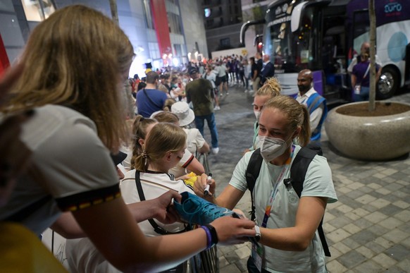 Im Kontakt mit Fans müssen die Fußballerinnen Masken tragen.