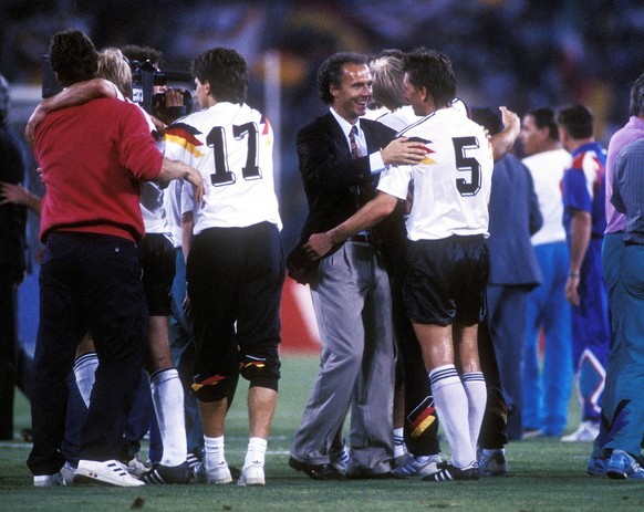 BECKENBAUER Franz Trainer Team Deutschland mit AUGENTHALER FIFA Fussball Weltmeisterschaften 1990 in Italien Finale Deutschland-Argentinien 1 : 0 am 08.07.1990 PUBLICATIONxINxGERxSUIxAUTxHUNxSWExNORxD ...