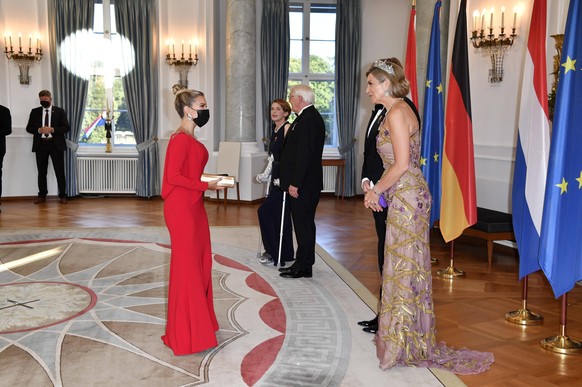 Sylvie Meis, Elke B�denbender, Frank-Walter Steinmeier, K�nig Willem-Alexander und K�nigin Maxima der Niederlande beim Defilee zum Staatsbankett zu Ehren von K�nig Willem-Alexander der Niederlande und ...