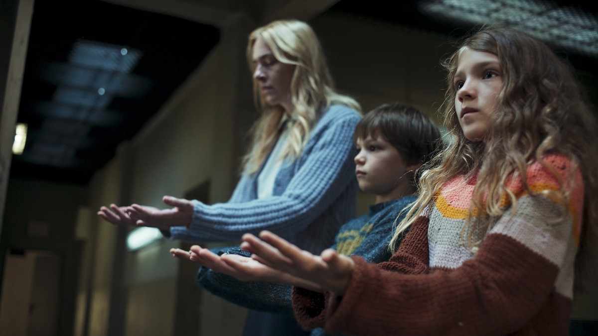 HANDOUT - 06.09.2023, ---: Die Schauspieler Kim Riedle als Lena (l-r), Naila Schuberth als Hannah und Sammy Schrein als Jonathan in einer Szene aus «Liebes Kind» (undatiert). Die Netflix-Serie «Liebes ...
