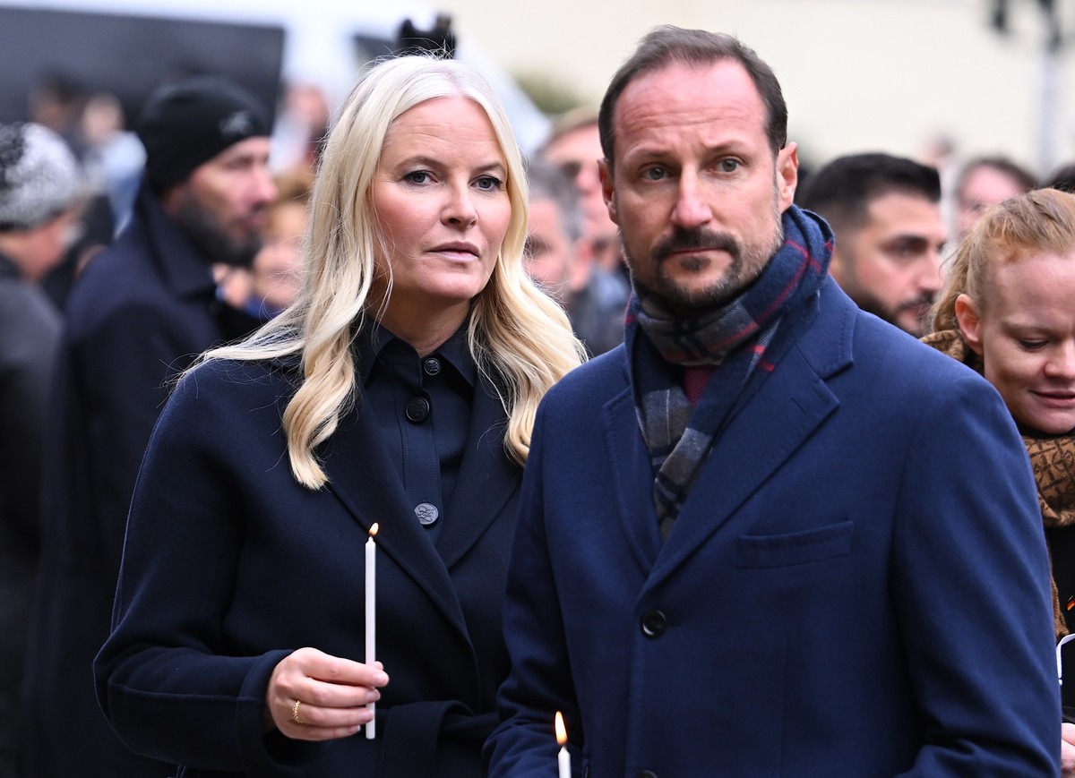 09.11.2023, Berlin: Der norwegische Kronprinz Haakon und seine Frau Kronprinzessin Mette-Marit zünden Kerzen bei der Zentralen Gedenkveranstaltung des 34. Jahrestags des Mauerfalls an der Gedenkstätte ...