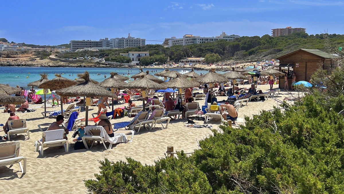 10.06.2024, Beliebtes Reiseziel der Deutschen, die Balearen-Insel Mallorca Spanien. Urlauber am Sonnigen Strand Cala Agulla bei Cala Ratjada, 10.06.2024, Urlaubsreisen Mallorca 10.06.2024, Urlaubsreis ...