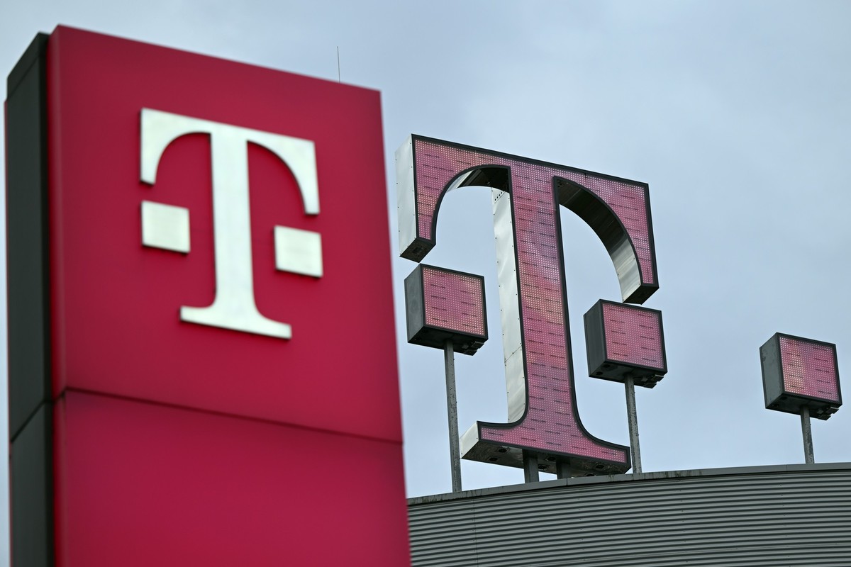 ARCHIV - 24.02.2022, Nordrhein-Westfalen, Bonn: Das Logo der Telekom steht auf dem Dach der Unternehmenszentrale. (zu dpa: «Mehr Neukunden beflügeln Deutsche Telekom») Foto: Federico Gambarini/dpa +++ ...