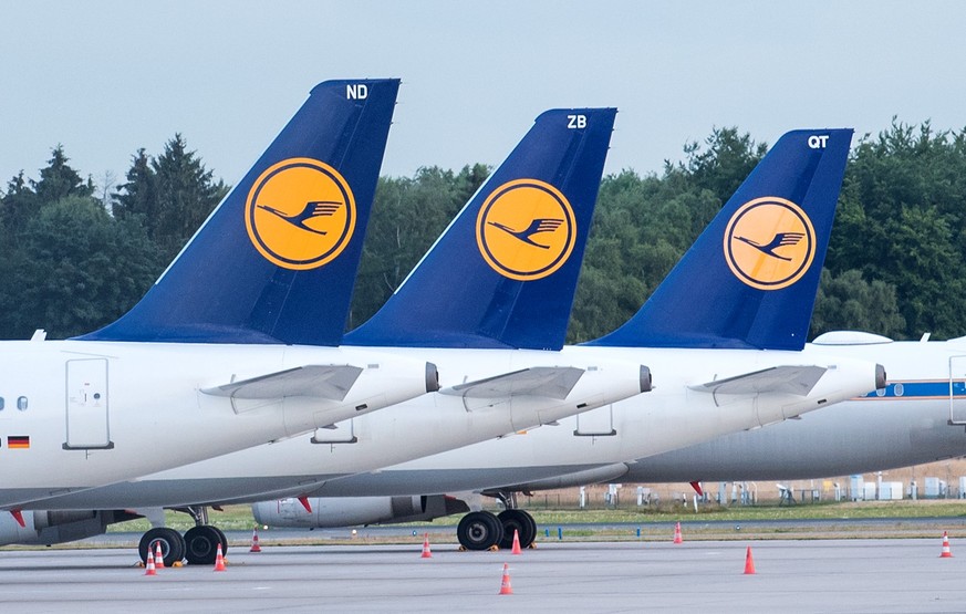 ARCHIV - 27.07.2022, Hamburg: Flugzeuge der Lufthansa stehen auf dem Gel