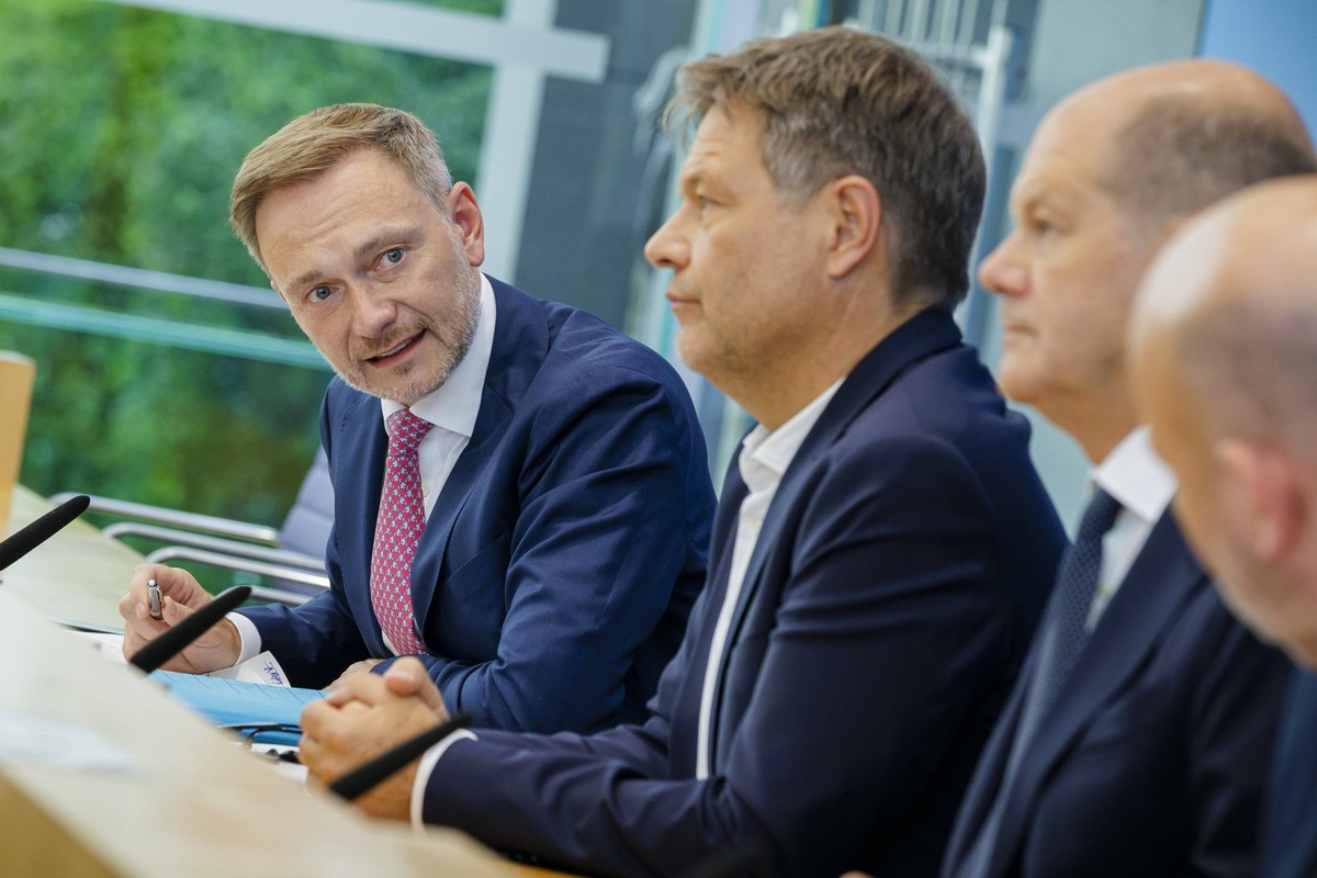 Christian Lindner FDP, Bundesminister der Finanzen, Olaf Scholz SPD, Bundeskanzler, und Robert Habeck Buendnis 90/Die Gruenen, Bundesminister fuer Wirtschaft und Klimaschutz und Vizekanzler, stellen i ...