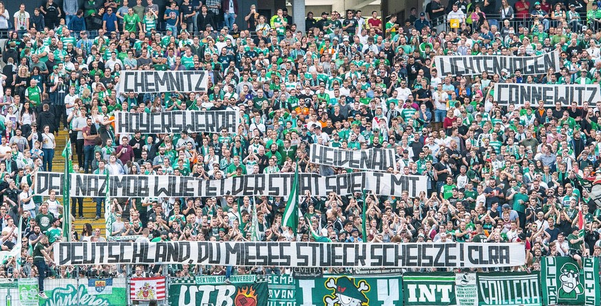 01.09.2018, xfux, Fussball 1. Bundesliga, Eintracht Frankfurt - Werder Bremen emspor, v.l. Fans SV Werder Bremen, Fan, Stimmung, Trikot, Schal, Fahne, Emotionen mit Banner gegen den rechte Gesinnungen ...