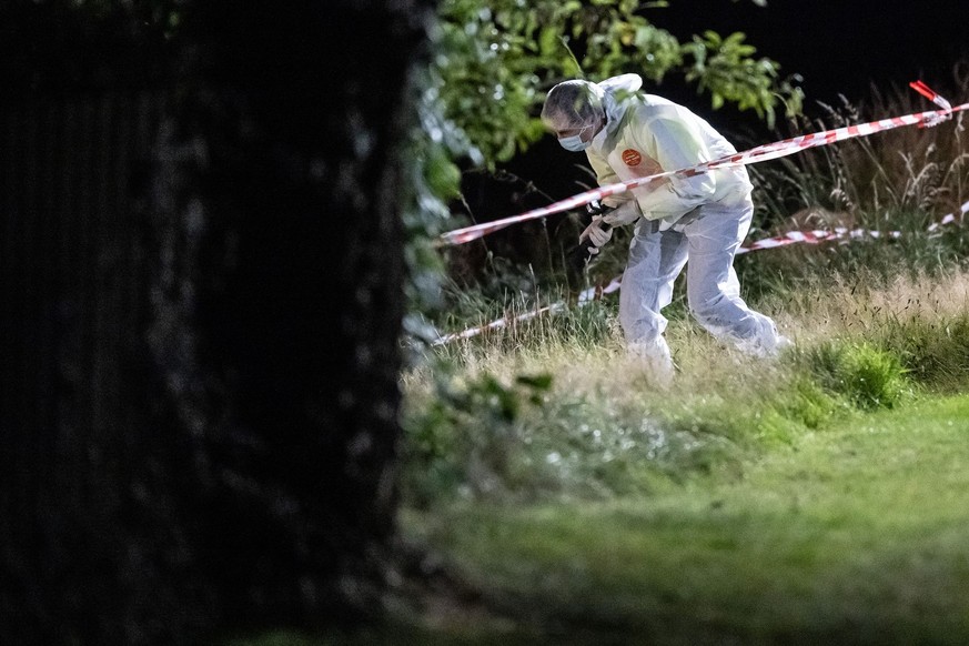 28.09.2023, Hessen, Bad Emstal: Ein Mitarbeiter der Spurensicherung geht zum Fundort. In Bad-Emstal, im Landkreis Kassel, ist eine Frauenleiche entdeckt worden. Die Polizei schloss am Donnerstagabend  ...