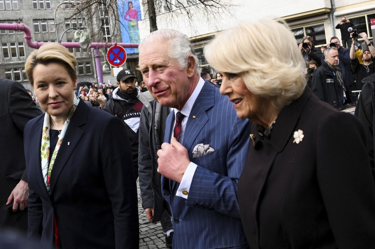 30.03.2023, Berlin: Franziska Giffey (SPD, l-r), Regierende Bürgermeisterin von Berlin, König Charles III. und Königsgemahlin Camilla, besuchen einen Bauernmarkt auf dem Wittenbergplatz. Noch vor sein ...