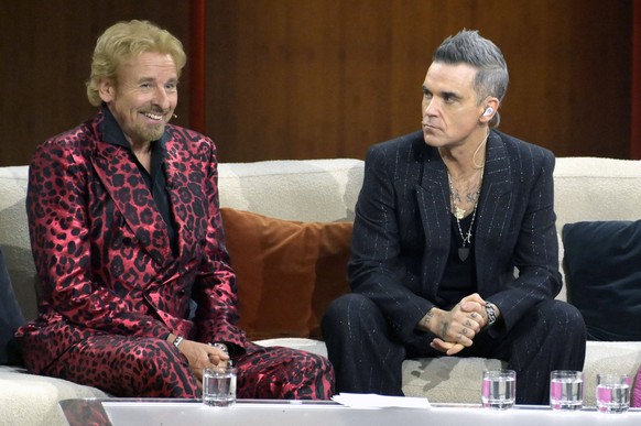 Thomas Gottschalk und Robbie Williams in der ZDF-Unterhaltungsshow Wetten, dass.. live aus der Messe Friedrichshafen. Friedrichshafen, 19.11.2022 *** Thomas Gottschalk and Robbie Williams on the ZDF e ...