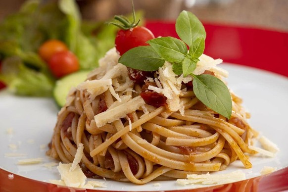 Spaghetti Bolognese oder Lasagne sind nur zwei der unendlich vielen Rezepte mit Nudeln. Sie eignen sich auch prima zum Mealprep. Allerdings ist beim Aufwärmen der Nudeln einiges zu beachten.