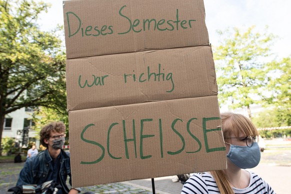 Studierende mit einem Plakat «Dieses Semester war richtig SCHEISSE» demonstrieren vor dem Niedersächsischen Wissenschaftsministerium. Die Demonstranten werfen Wissenschaftsminister Thümler (CDU) vor,  ...