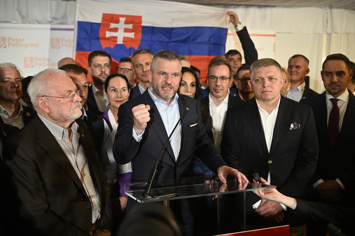 07.04.2024, Slowakei, Bratislava: Präsidentschaftskandidat Peter Pellegrini, Mitte, spricht nach der Stichwahl in Bratislava, Slowakei, am frühen Sonntag, zu seinen Anhängern in seinem Amtssitz. Foto: ...