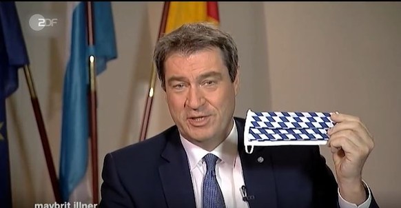 Bayerns Ministerpräsident Markus Söder bekommt Masken in der Farbe von Bayerns Flagge zugeschickt und zeigt sie gerne.