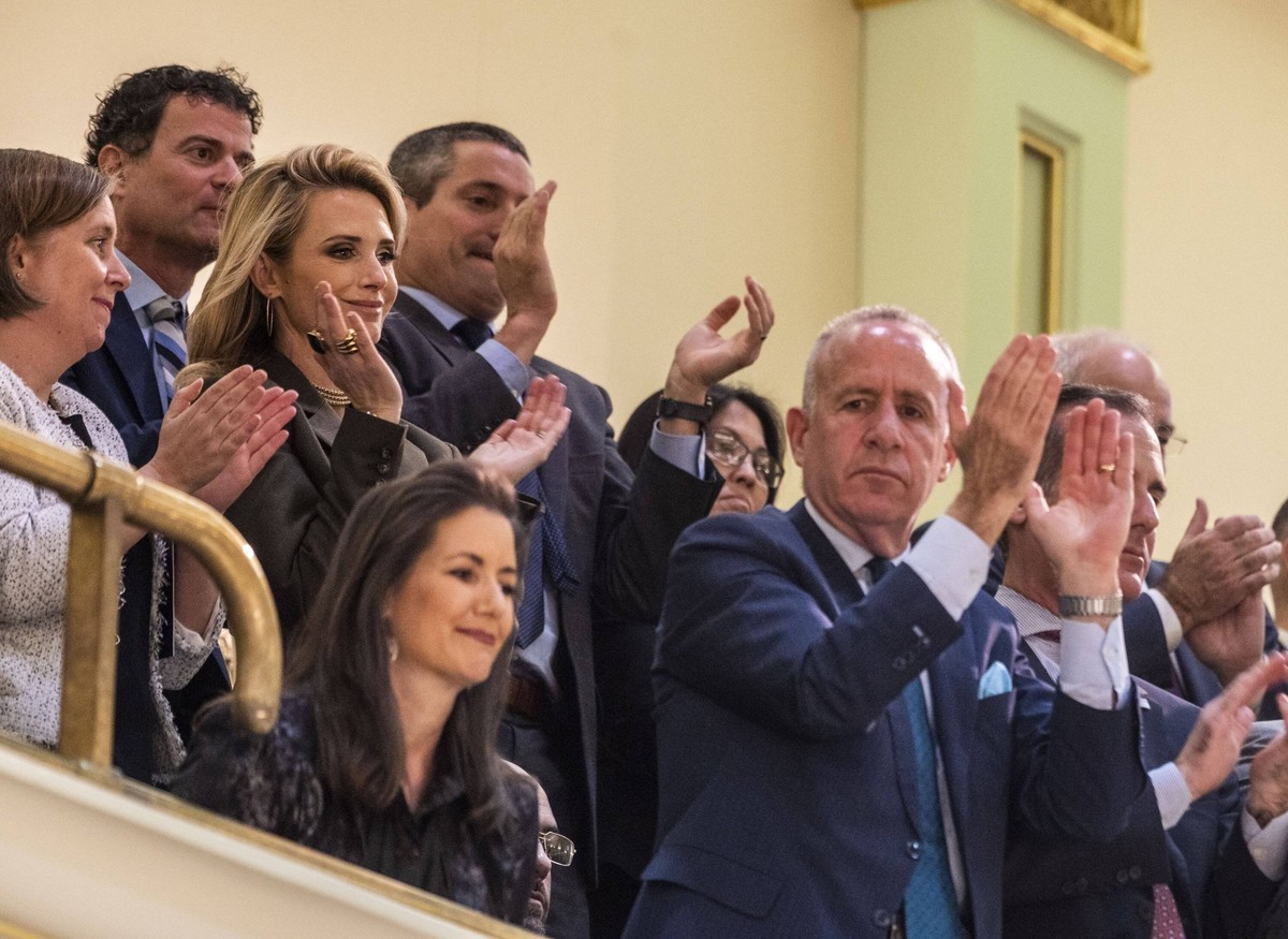 February 19, 2020, California, USA: First Partner Jennifer Siebel Newsom claps along with Sacramento Mayor Darrell Steinberg and other spectators during the California Gov. Gavin Newsoms State of the ...