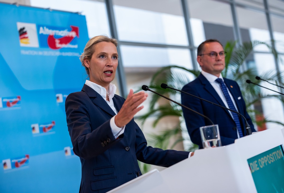 05.05.2025, Berlin: Alice Weidel (l), Fraktionsvorsitzende der AfD, spricht neben Tino Chrupalla, Co- Fraktionsvorsitzende der AfD, stehen beim Pressestatement im Bundestag. Foto: Michael Kappeler/dpa ...