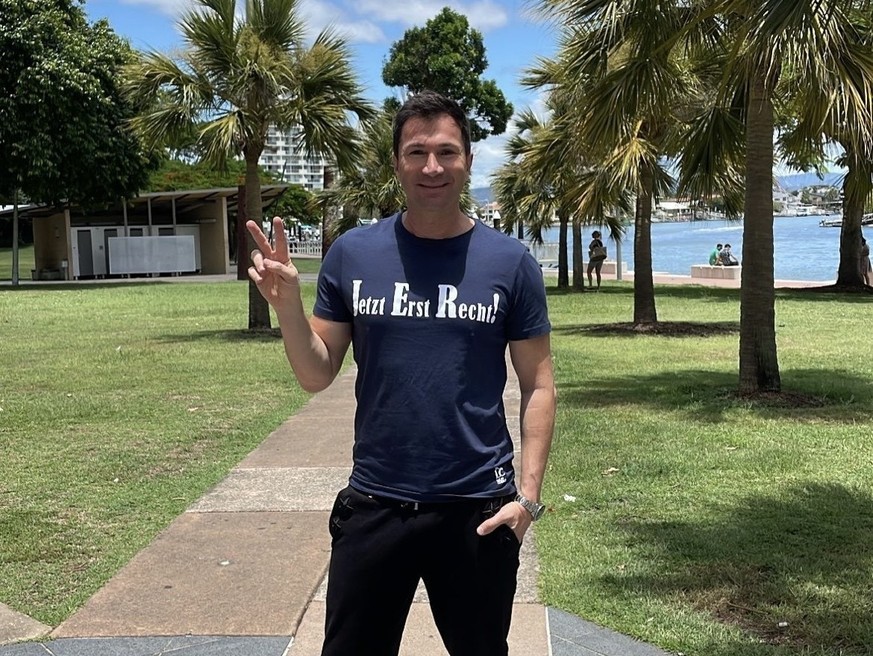 Lucas Cordalis zeigt sich am Tag nach seiner Ankunft in Australien gut gelaunt draußen, im Hintergrund das Meer.