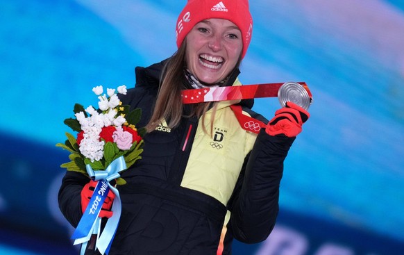 Sport Themen der Woche KW05 Sport Bilder des Tages China Olympics 2022 Medal Ceremony 8106110 06.02.2022 Silver medalist Germany s Katharina Althaus celebrates on the podium during the medal ceremony  ...