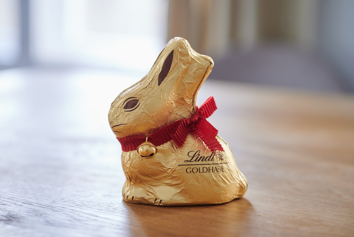 ARCHIV - 01.04.2022, Berlin: ILLUSTRATION - Ein sogenannter Goldhase der Firma Lindt steht auf einem Wohnzimmertisch. Der Schweizer S��warenhersteller Lindt & Spr�ngli hat einen weiteren Erfolg zu ...