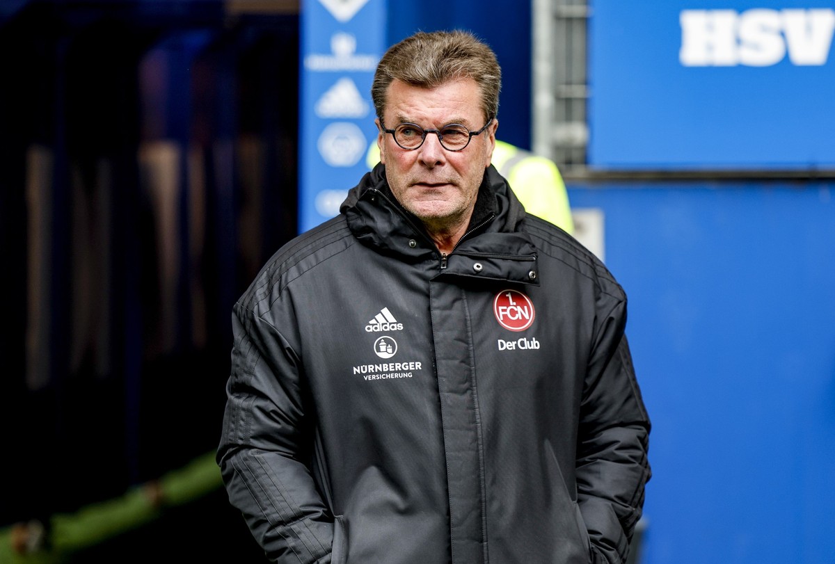 04.03.2023, Hamburg: Fußball: 2. Bundesliga, Hamburger SV - 1. FC Nürnberg, 23. Spieltag, Volksparkstadion. Nürnbergs Trainer Dieter Hecking betritt das Stadion Foto: Axel Heimken/dpa - WICHTIGER HINW ...