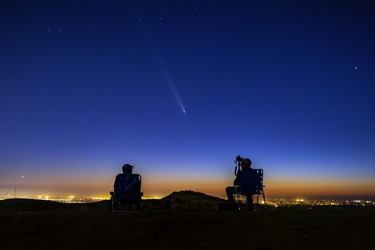 dpatopbilder - 14.10.2024, USA, Boise: Der Komet C/2023 A3 (Tsuchinshan-ATLAS) ist am Nachthimmel zu sehen, während die Amateurfotografen Nolan Letellier (l) und Link Jackson ihn auf einem Hügel nahe  ...