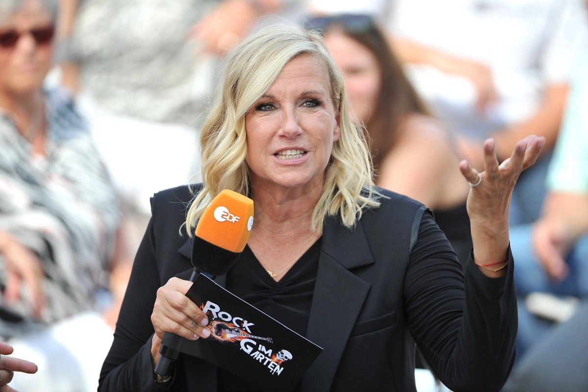 ZDF - Fernsehgarten. Moderatorin Andrea Kiwi Kiewel w