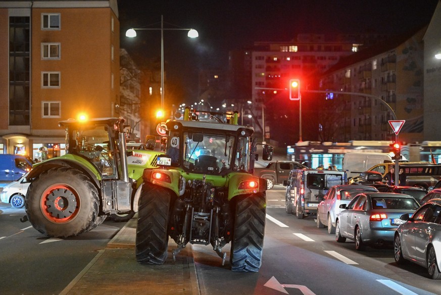 ARCHIV - 25.02.2024, Brandenburg, Frankfurt (Oder): Landwirte und Gewerbetreibende blockieren in der Nacht mit ihren Fahrzeugen die Zufahrt zum deutsch-polnischen Grenz
