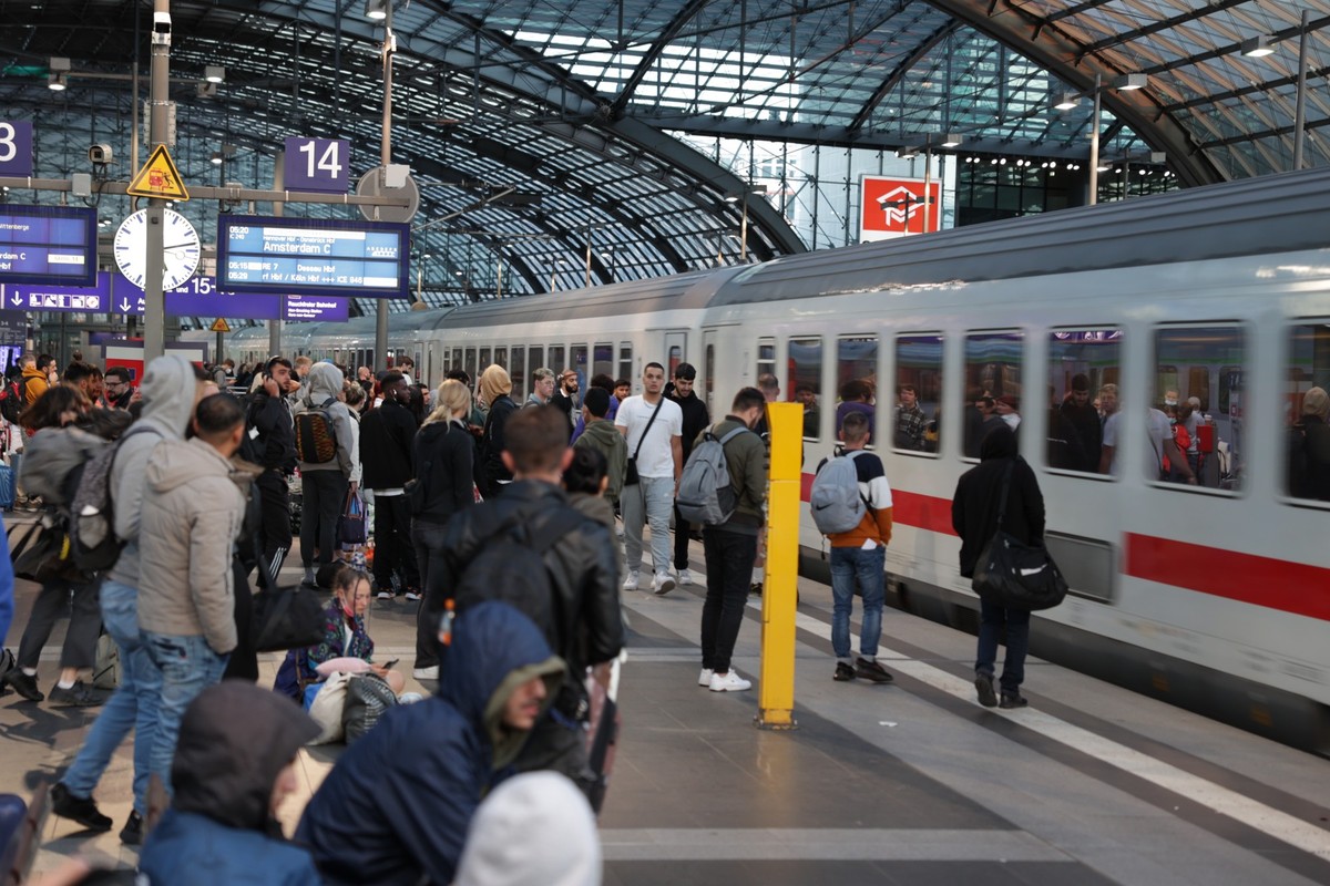 ARCHIV - 11.07.2022, Berlin: Reisende warten am Hauptbahnhof auf den Zug nach Amsterdam. Immer mehr Menschen nutzen die Bahn für Fahrten ins Ausland. (zu dpa &quot;Immer mehr Menschen nutzen die Bahn  ...