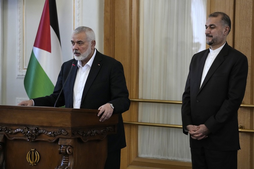 26.03.2024, Iran, Teheran: Ismail Hanija (l), Chef der Hamas, spricht während einer Pressekonferenz nach seinem Treffen mit Hussein Amirabdollahian, Außenminister des Iran. Foto: Vahid Salemi/AP/dpa + ...