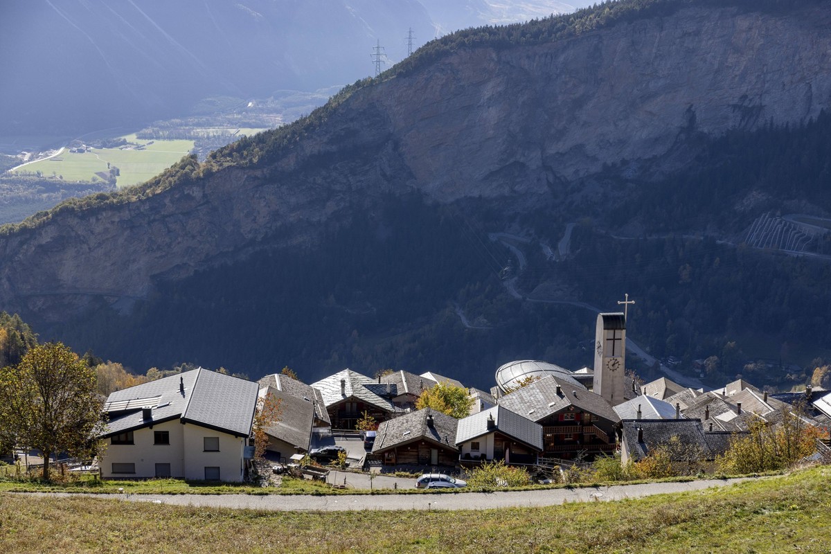 Moderne Dorfkiche, Albinen, Wallis, Schweiz, Europa Modern village church, Albinen, Valais, Switzerland, Europe Copyright: imageBROKER/MichaelxSzönyi ibxszn11890138.jpg Bitte beachten Sie die gesetzli ...