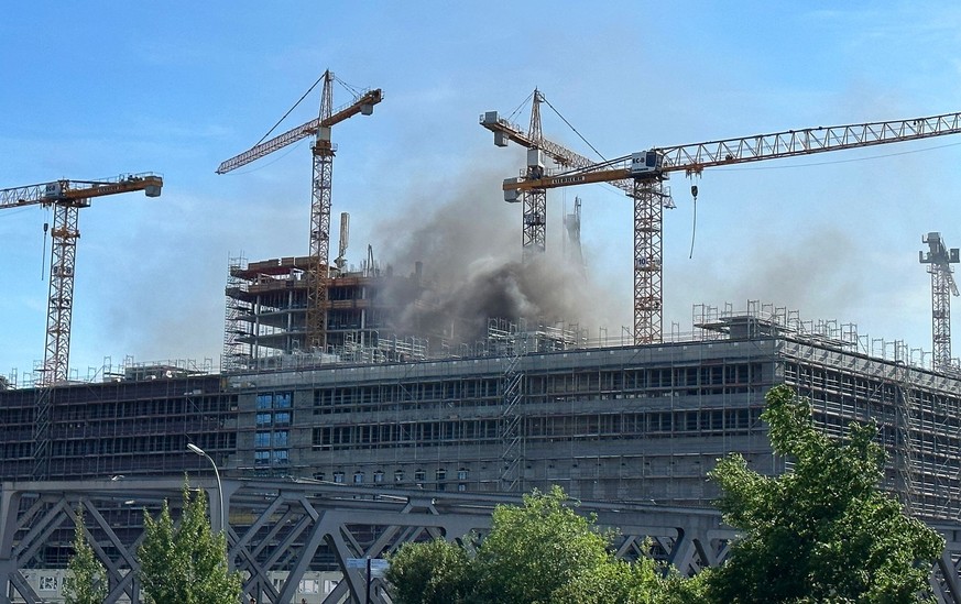 09.06.2023, Hamburg: Eine Rauchwolke ist über der HafenCity zu sehen. Auf einem zehnstöckigen Haus in der Hamburger HafenCity ist es am Freitagnachmittag zu mehreren Explosionen gekommen. Foto: Steven ...