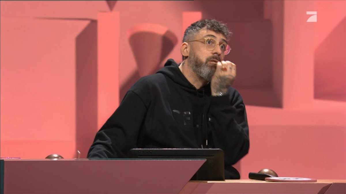 Sido bimmt sich Zeit beim Betrachten der Postkarten-Motive und treibt Joko in den Wahnsinn.