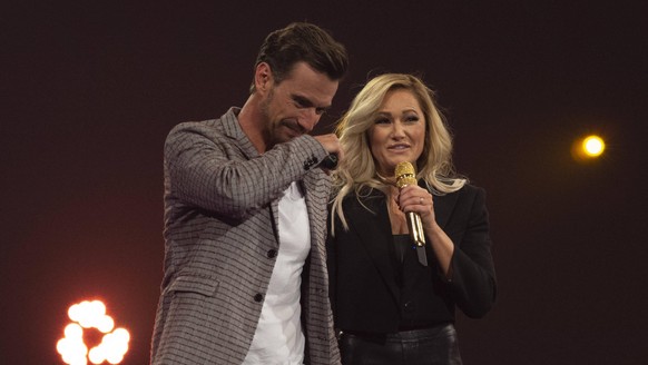 Florian SILBEREISEN, Deutschland, Saenger, Schlagersaenger, Musiker, Moderator, und Helene FISCHER, Musikerin, Saengerin, Schlagersaengerin, Umarmung, SCHLAGERBOOOM 2019 ALLES FUNKELT ALLES GLITZERT a ...