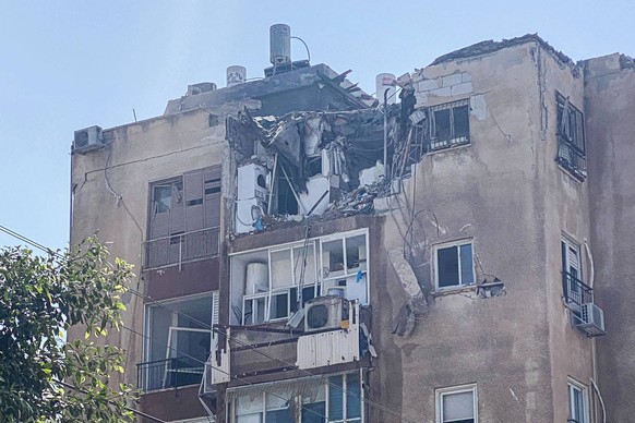 ISRAEL, TEL AVIV - OCTOBER 8, 2023: An apartment block damaged after a rocket attack on Israel from the Gaza Strip. Andrei Shirokov/TASS PUBLICATIONxINxGERxAUTxONLY 63161626