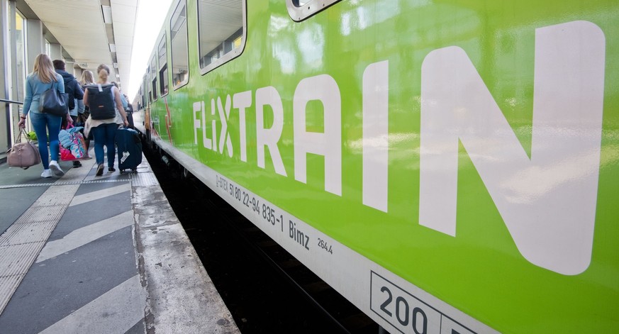 ARCHIV - 23.05.2019, Niedersachsen, Hannover: Ein FlixTrain hält auf der Verbindung Berlin - Köln im Hauptbahnhof Hannover. Der Bahn-Wettbewerber FlixTrain weitet zum Fahrplanwechsel im Dezember sein  ...