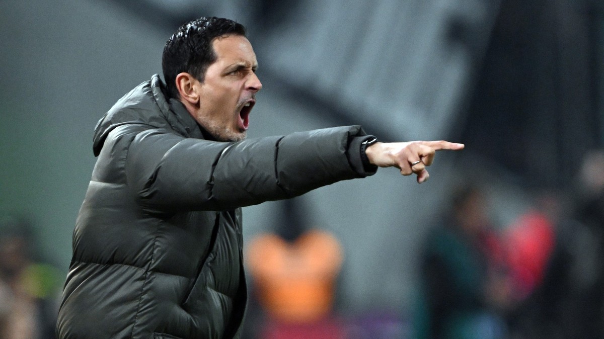 08.02.2025, Nordrhein-Westfalen, Mönchengladbach: Fußball: Bundesliga, Borussia Mönchengladbach - Eintracht Frankfurt, 21. Spieltag, Stadion im Borussia-Park, Frankfurts Trainer Dino Toppmöller gibt A ...