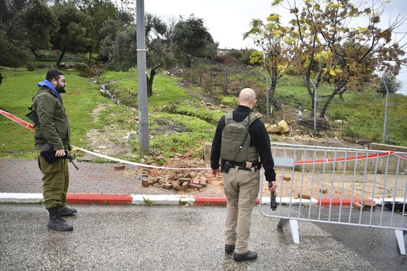 14.02.2024, Israel, Safed: Israelische Sicherheitskräfte untersuchen den Schausplatz einer aus dem Libanon abgefeuerten Rakete. Bei einem Raketeneinschlag im Norden Israels ist israelischen Medienberi ...