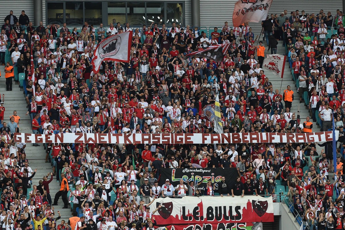 Fussball, Herren, Saison 2018/19, 1. Bundesliga, 3. Spieltag, RB Leipzig - Hannover 96, Transparent im Fanblock von RB Leipzig, Gegen zweitklassige Fanbeauftragte, 15.09.18, DFL REGULATIONS PROHIBIT A ...