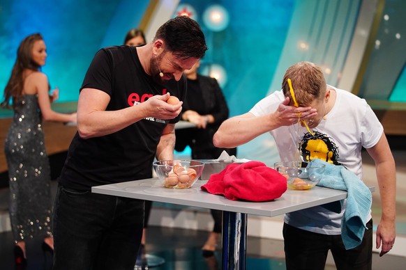 Michael Wendler (l.) und Oliver Pocher beim Duell &quot;Wer hat hier Eier?&quot;. 

Die Verwendung des sendungsbezogenen Materials ist nur mit dem Hinweis und Verlinkung auf TVNOW gestattet.