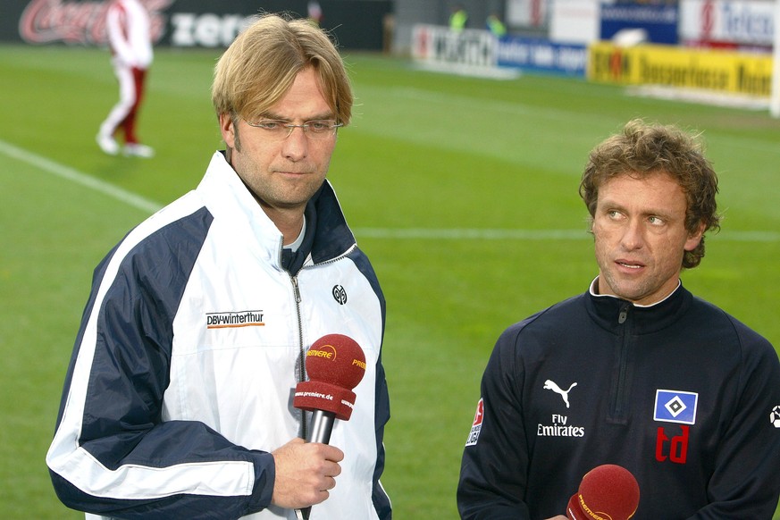 Alter, ist das lange her! Pay-TV hieß noch Premiere, Kloppo (l.) trug in Mainz Mittelscheitel und randlose Brille zum weißen Trainingsanzug, war ein unbeschriebenes Blatt. Da staunt sogar Thomas Doll. ...